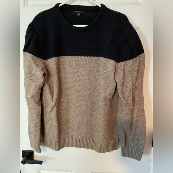 Banana Republic Men’s Sweater - Picture 2 of 3